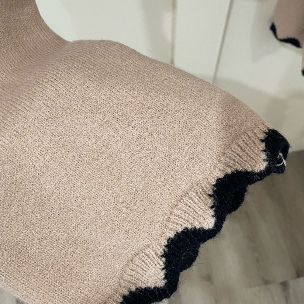 Commense Knit Contrast Wave Trim Bow Sweater Size Medium Tan and Black - Picture 9 of 12